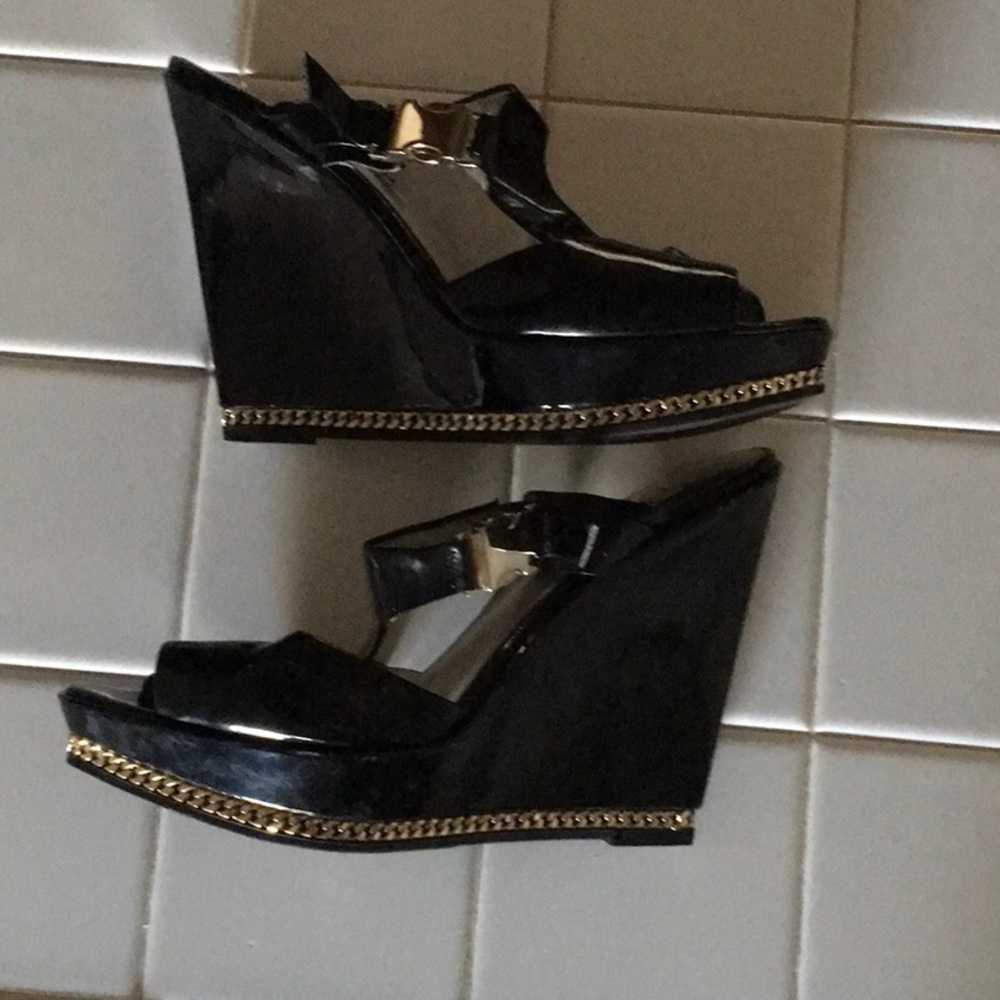 Jessica Simpson wedges with gold chain.